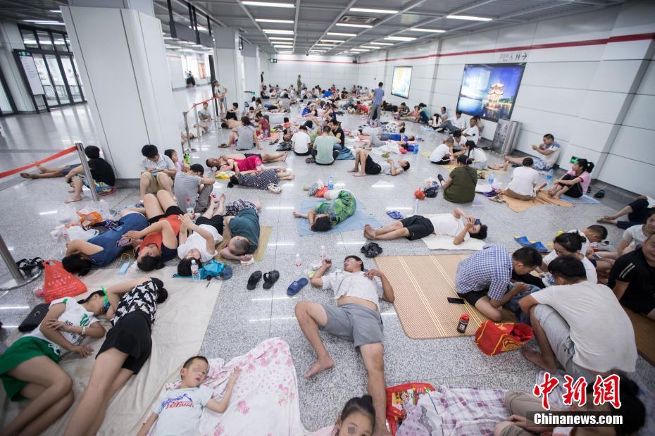 杭州持续40℃高温 大批纳凉族涌入地铁站