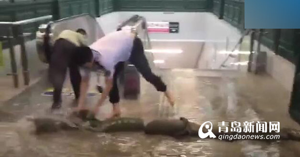 宁夏路地铁站雨水倒灌 地铁紧急排水现已恢复