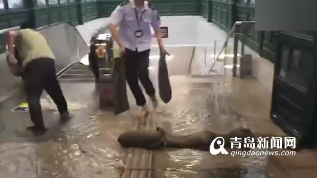 宁夏路地铁站雨水倒灌 地铁紧急排水现已恢复