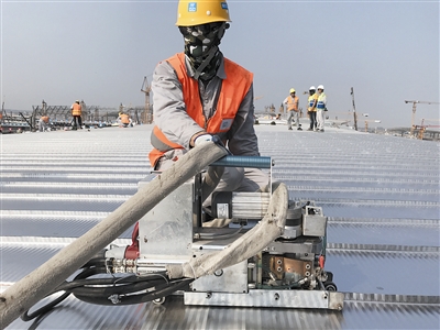 探访青岛新机场建设 不锈钢屋面高温70℃