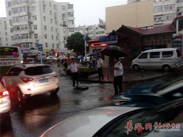 点赞 青岛突降暴雨 这群人将救护车推出积水