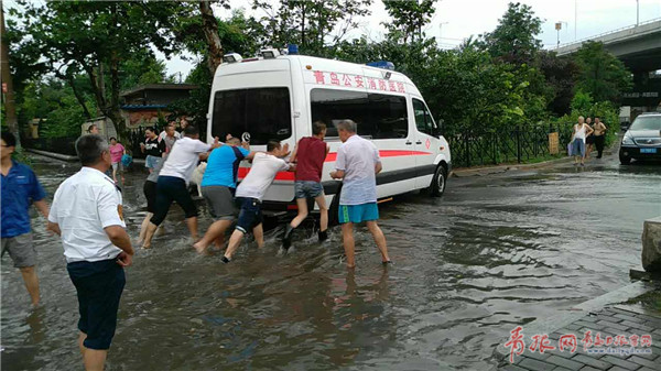 点赞 青岛突降暴雨 这群人将救护车推出积水