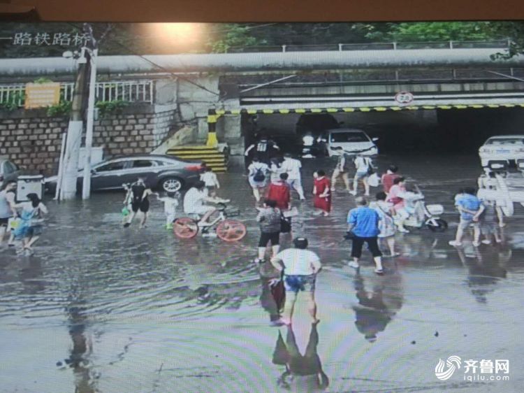 青岛暴雨积水逐渐消退 大部分道路交通恢复正常