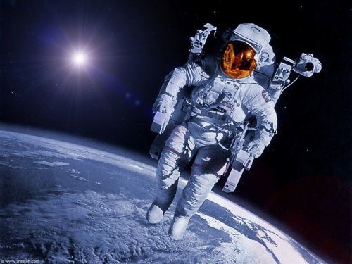 美国宇航员年薪有多少？分地球工资和太空工资