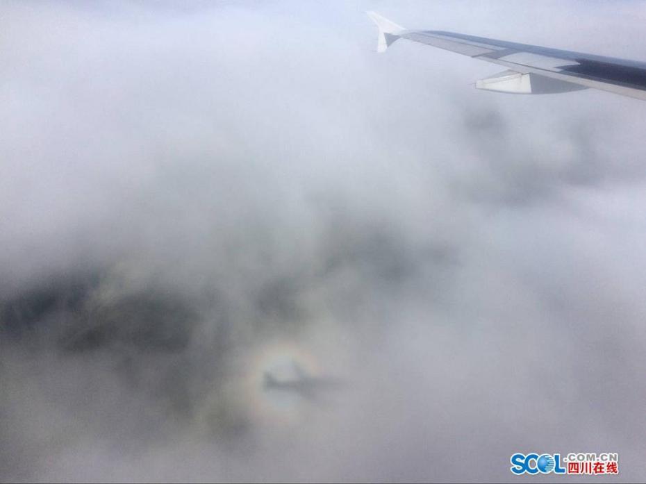罕见！一架飞往成都的客机云中佛光伴行