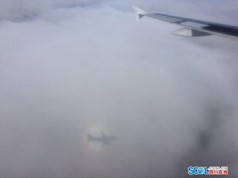 罕见！一架飞往成都的客机云中佛光伴行