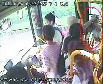 年轻小伙公交车上晕倒 司机背人就往医院跑