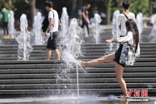 中国连发19天高温预警 97县市气温破40℃