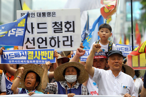 资料图片：韩国民众在美驻韩使馆附近示威抗议部署“萨德”。新华社记者 姚琪琳 摄