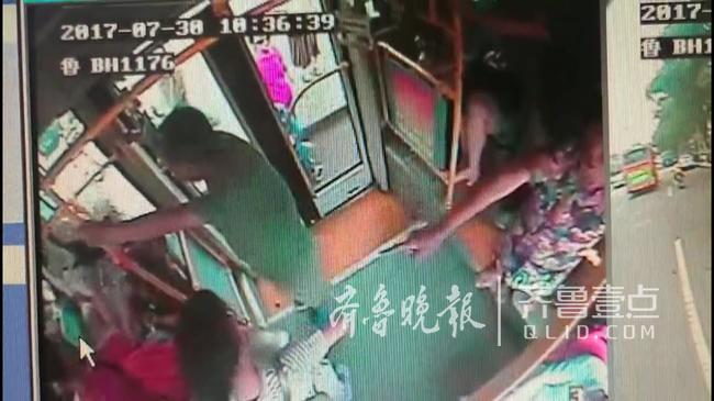 公交司机狂追百米抓小偷 被赞“反扒好司机”
