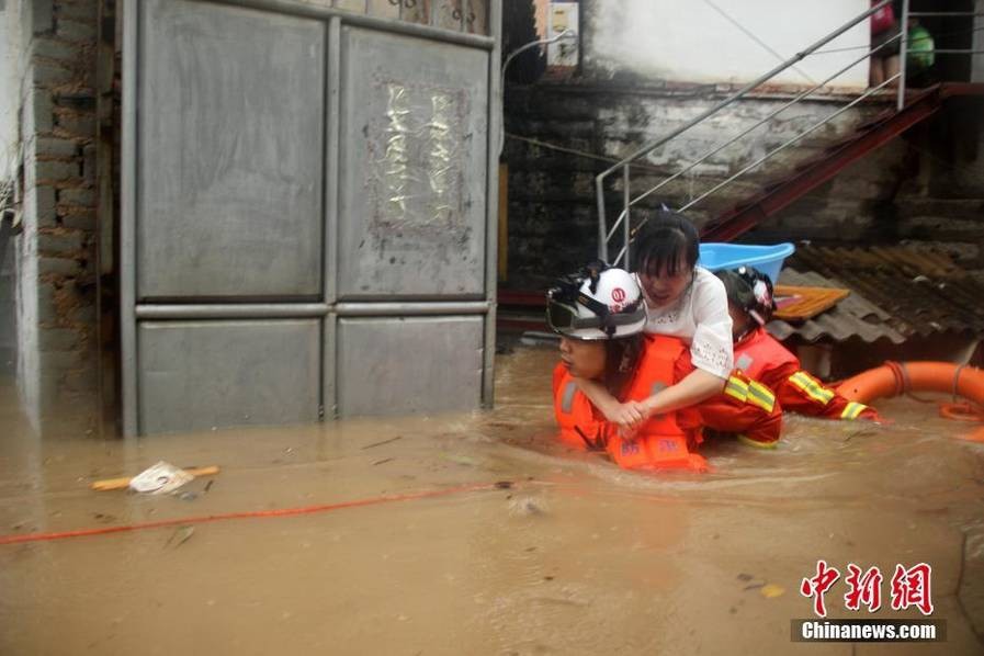 暴雨袭击福建 消防员齐腰深水中背出受困民众