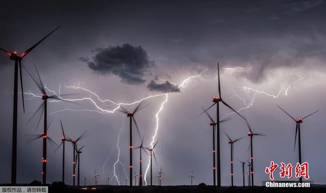 德国遇雷暴天气 风力涡轮机释放闪电如科幻大