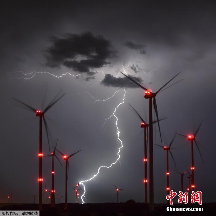 德国遇雷暴天气 风力涡轮机释放闪电如科幻大