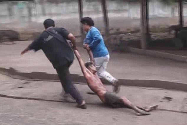 泰国男子逗黑熊玩被拖下撕咬缝1000多针（图）