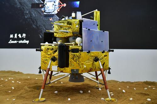 资料图片：嫦娥五号月球探测器模型。