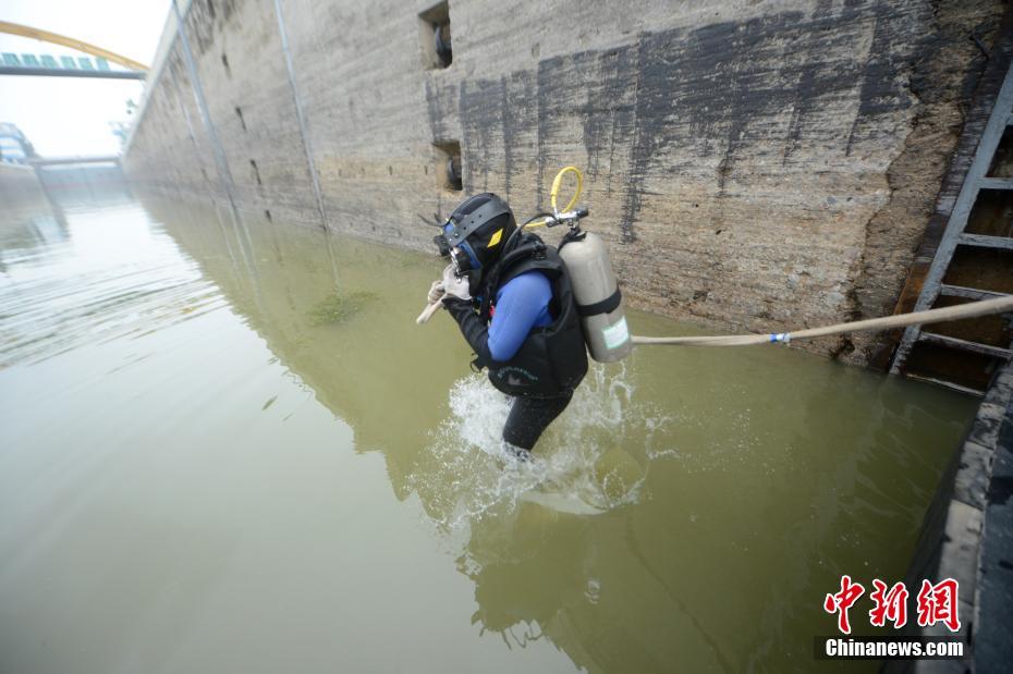 蛙人河底排险 确保京杭大运河船闸汛期安全