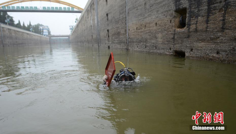 蛙人河底排险 确保京杭大运河船闸汛期安全