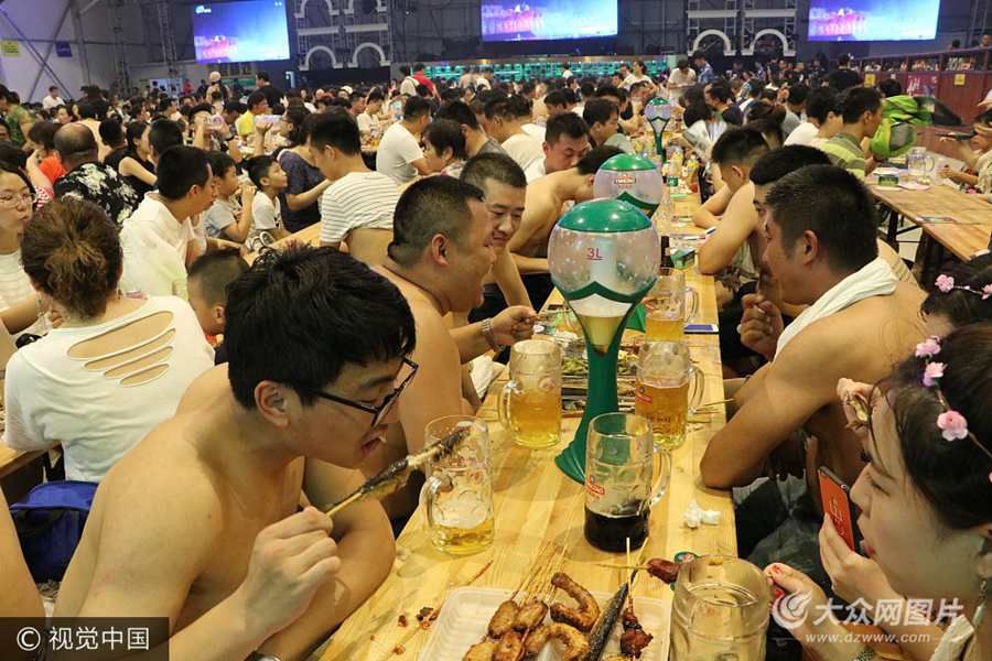 青岛啤酒节开幕 主会场再创游客记录