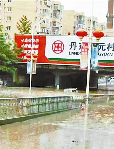 辽宁普降暴雨：丹东积水深至腰部 市民划船出行