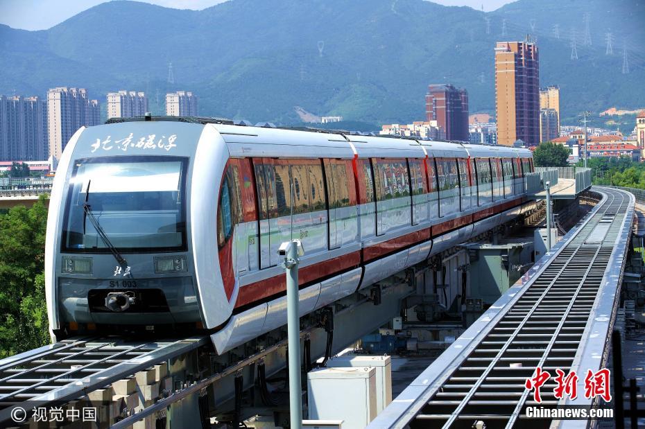 北京首条磁浮列车在轨测试