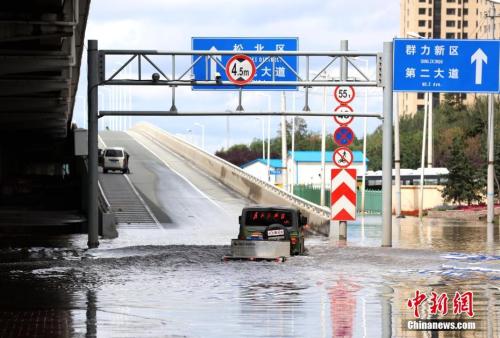  8月7日凌晨，一场暴雨突袭黑龙江省会哈尔滨，强降雨导致市区内多地严重积水。其中，该城市三环沿线一立交桥上下桥口被淹。图为一越野车强行通过。 中新社记者 王舒 摄