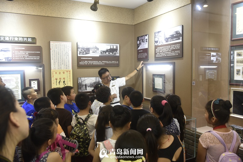 小学生组团参观道路交通博物馆 围观民国驾照