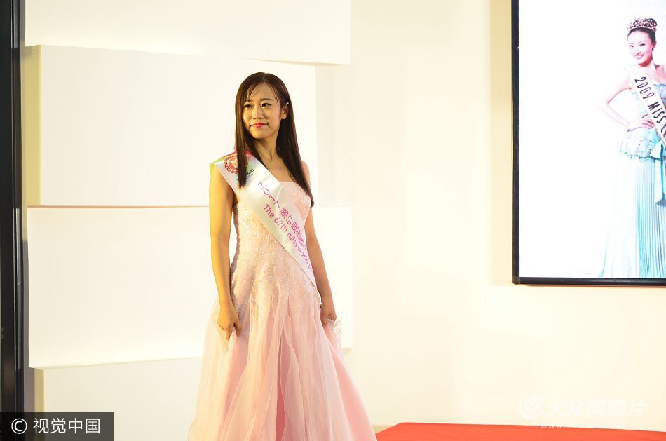 世界小姐大赛青岛赛区海选13日开赛 佳丽秀晚礼服身姿曼妙