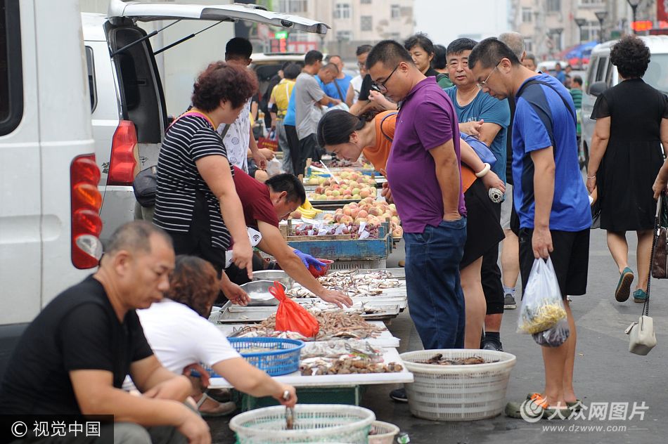 一斤重大螃蟹“占领”青岛市场 外来海鲜唱主角