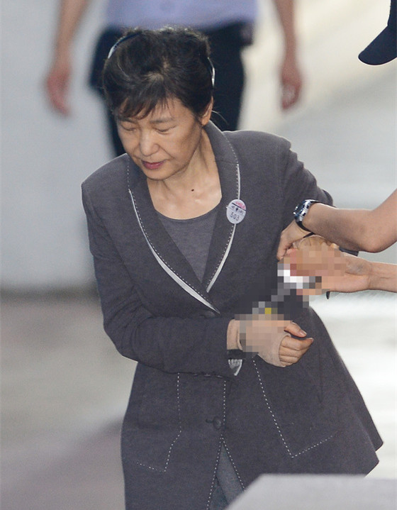 朴槿惠庭审时大叔高喊提问 法官:罚他50万韩元
