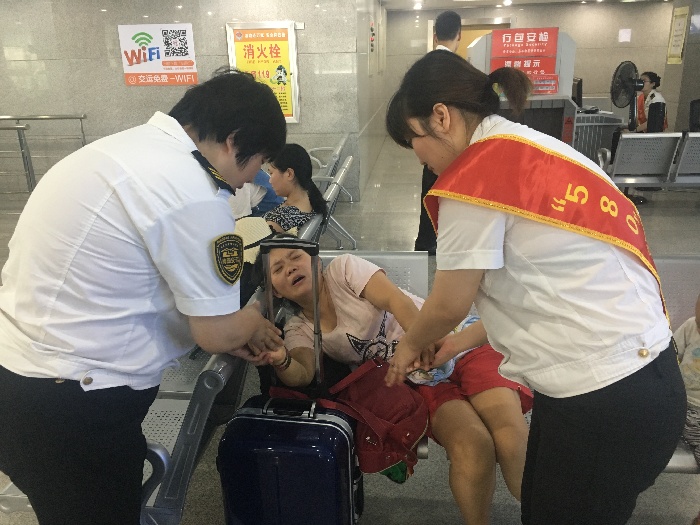 乘客全身抽筋无法行动 站务员紧急施救送医