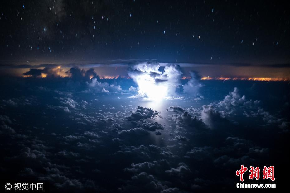 飞行员高空拍摄雷暴 震撼景象如大片