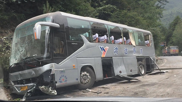 九寨沟：救援官兵站一排用身体掩护游客撤离