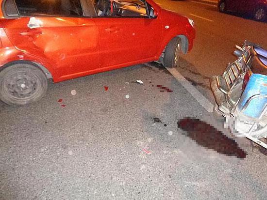 女司机凌晨撞车被满地血迹吓坏 实是所携猪血