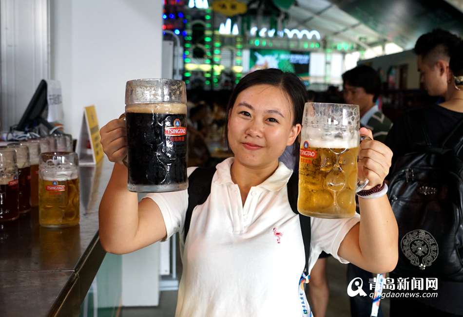 高清:狂欢无国界 中外游客啤酒城喝嗨了