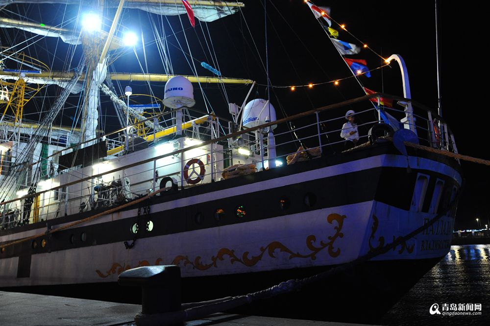 帕拉达大帆船助兴 夜色奥帆变欢乐秀场