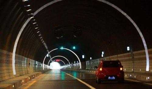 山东高速交警发布隧道行车安全指南 有5点须知