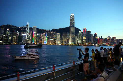 资料图片：香港尖沙咀观赏夜景 新华社记者 李鹏 摄