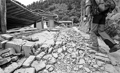救援队在地震灾区救灾 供图/东方IC
