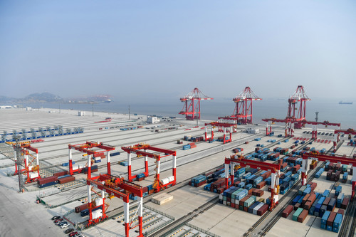 资料图片：上海洋山深水港四期工程码头（局部）。新华社记者 申宏 摄