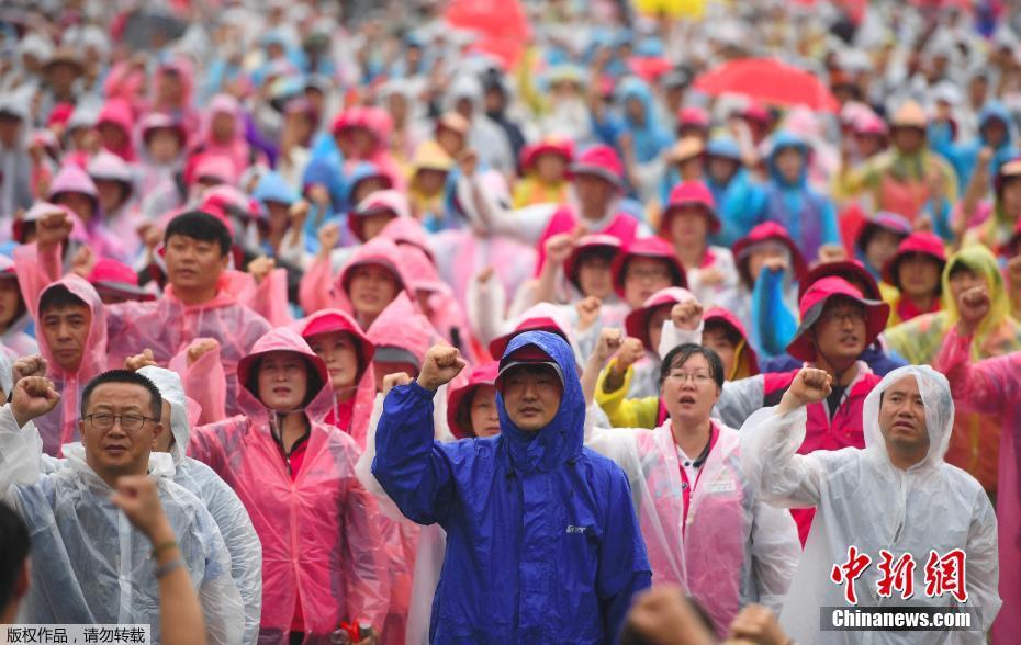 韩国民众冒雨参加大规模和平游行示威