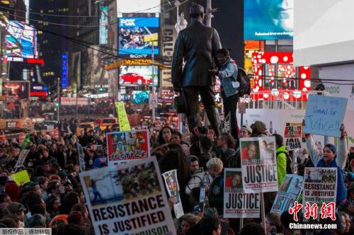 当地时间2014年11月26日，美国纽约，数百抗议者聚集在纽约时代广场游行，抗议美国枪杀黑人青年的警察未遭起诉。