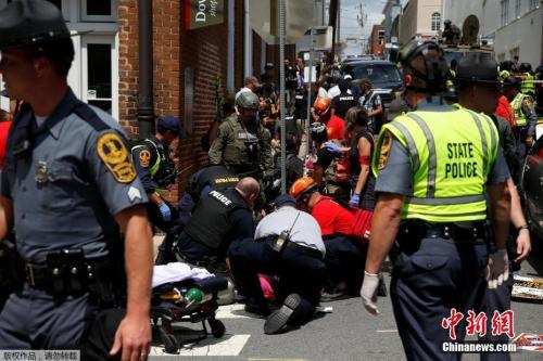 当地时间2017年8月12日，美国弗吉尼亚州夏洛茨维尔市“另类右翼”集会引发暴力冲突，当地警方称目前至少3人死亡、35人受伤。 　　