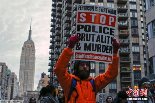  美国首都华盛顿特区、纽约以及波士顿等城市爆发示威游行，美国民众呼吁各界关注被警察打死的手无寸铁的黑人平民。