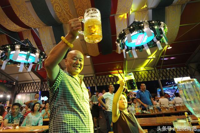青岛啤酒节“High啤模式”持续 游客“饮爆”夏日激情