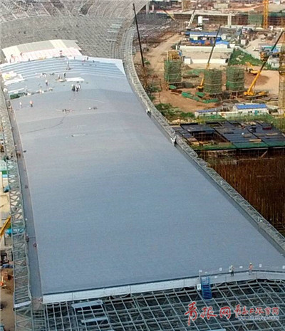 青岛新机场最新进展：A支廊不锈钢屋面接近完工