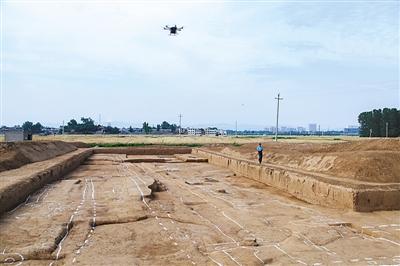 考古工作人员在二里头遗址宫殿区发掘现场进行航拍