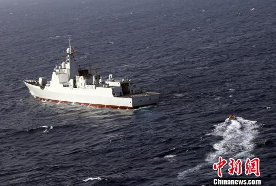 海军174舰艇编队进行实战背景下的反恐反海盗演练