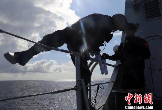 海军174舰艇编队进行实战背景下的反恐反海盗演练