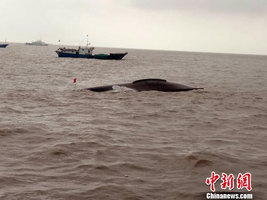 江苏盐城海域两渔船相撞一船发生翻扣 9人遇险