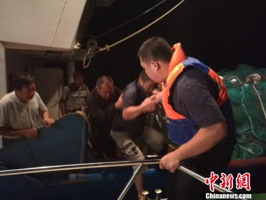 江苏盐城海域两渔船相撞一船发生翻扣 9人遇险